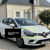 Vue sur le phare avant droit d'une clio 4 blanche