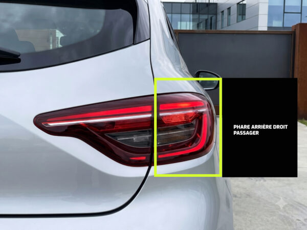 Détail d'une clio 5 avec un gros plan sur un phare arrière droit