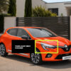 Clio 5 finition iconique avec un focus sur un phare avant droit passager